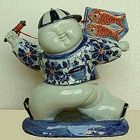 Porzellan Figur: Froehlich Drachensteigender
                  Knabe / Porcelain Figurine: Flying Kites With Radiant
                  Joy